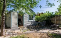 Just blocks from downtown! Cozy 2-bed, 1-bath home - sleeps 4. - Bungalows