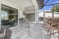 Amazing Outdoor kitchen & Private Screened In Pool - Homestays