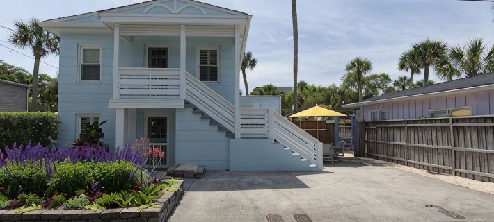 Upstairs so Sunny and Bright 2 Blocks to the Beach Hotels in Folly Beach