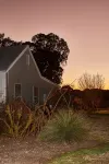 The Creek Country Retreat Wood Fired Hot Tub, and New Large Swimming Pool - บังกะโล