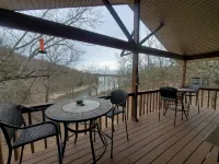 Hojo's-Lakefront-Lakeview Home in a Private Setting-Marina Nearby-Community Pool - 3-Star