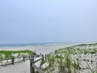 1st Fl of duplex. Sunsets over the bay, walk to beach. Great family getaway. - Familievenlig