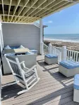 Emerald Isle at it's best at Sea Maiden West!!  Renovated BEACHFRONT home!! - 2 estrellas