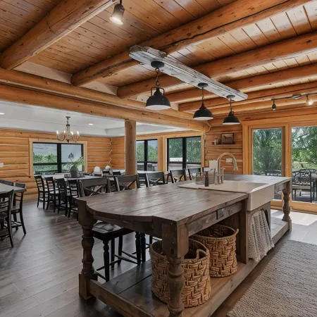 Snowberry Inn: Large Kitchen & Gathering Room 9Br 11BA Ensuite Bath in All Rooms