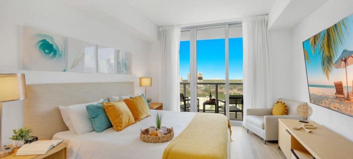 Infinite Views, Amazing Pool, Gym, Near Beach Hotels in Hallandale Beach