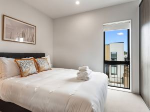 Fresh & Sleek Grey Lynn Unit with Private Patio