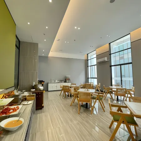 Naga Frontier Suite Hotel Отели рядом с достопримечательностью «Посольство Королевства Тайланд»
