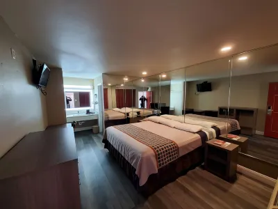 River Inn Motel Hotel dekat Father Albert Benavides Park