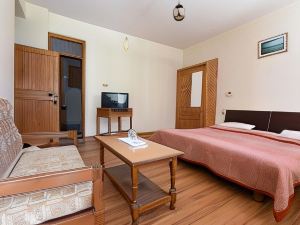Tourist Hotel 10 Minutes Walking Distance from the Mall