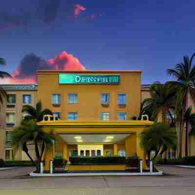 La Quinta Inn & Suites by Wyndham Sawgrass Hotel Exterior