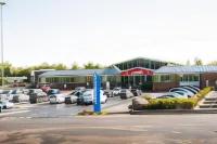 Days Inn by Wyndham Watford Gap - parking