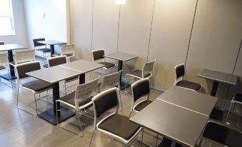 Microtel by Wyndham Vernal / Naples