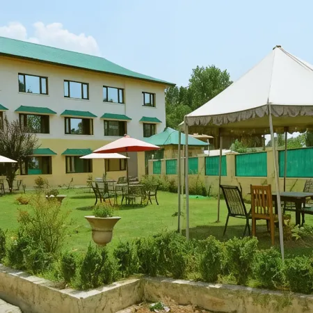 Hotel Curio's All Seasons