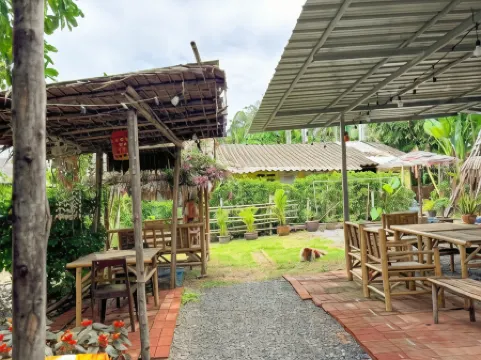 Les Fleurs House Отели рядом с достопримечательностью «Small Sandy Beach»