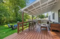 Featherbone Farmhouse- Comfy Gem 1 Block to Town. Perfect for families & groups!