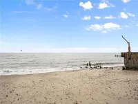 Cozy Ocean Front Retreat with Private Beach! - ติดทะเล