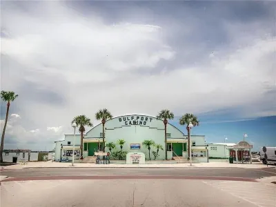 Charming Gulfport Town Guest Cottage Studio -Walk to Beach -Shops -Restaurants Отели рядом с достопримечательностью «Red Hot Tiki Spicy Gourmet Market»