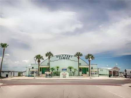 Charming Gulfport Town Guest Cottage Studio -Walk to Beach -Shops -Restaurants