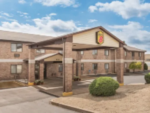 Super 8 by Wyndham Farmington Hotels in St. Francois Township