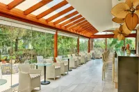 Apollonia Beach Resort & Spa Các khách sạn ở Malevizi