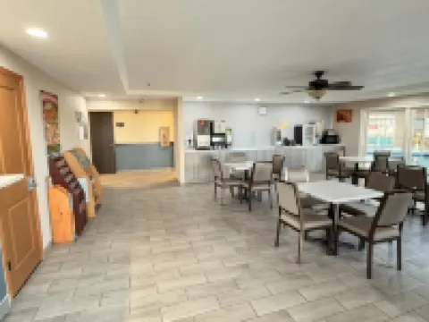 瑞德堡速8酒店 索克縣酒店