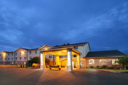 Baymont by Wyndham Galesburg