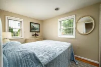 Serene beach cottage a short walk from beautiful Broadkill Beach. Pet friendly!