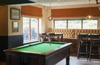 The Broughton Hotel by Greene King Inns - موقف سيارات
