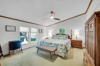 Lake Front Home with Plenty of Space inside and outside. 100 Ft of Lake Frontage