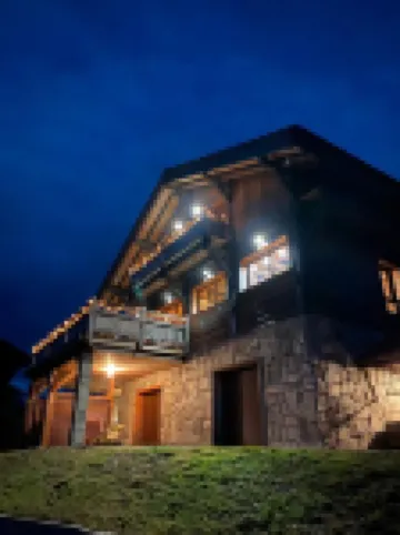 *Exceptional Offer*Chalet  / Lake/ South Facing / Ski Slopes / Jacuzzi, Sauna