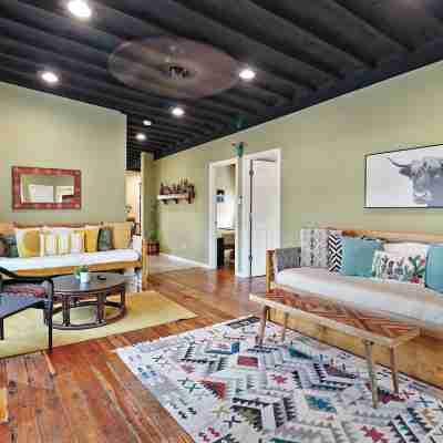Charming Hideaway with Private Deck - Cozy Retreat in Downtown Delight Rooms