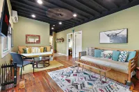 Chic Haven - Private Deck, Shared Patio, in Downtown