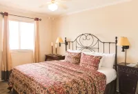 Vineyard Court Designer Suites Hotel Hotel dekat The Bush School of Government and Public Service