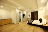 The Roseman Hotel & Suites Gaur Central Mall附近的飯店