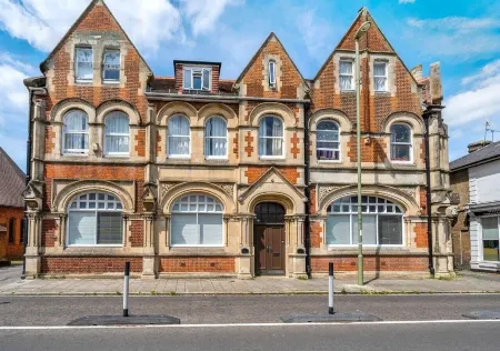 Wesley Chambers by Redwood Stays Отели в г. Фарнборо