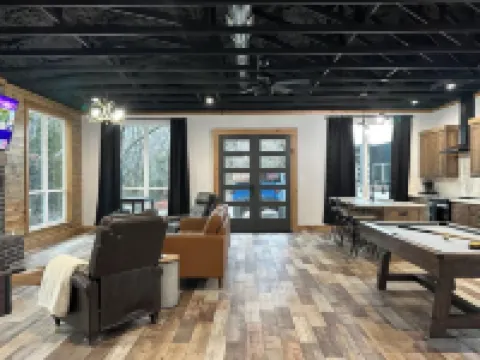 Cozy, Rustic Cabin w/ Pool Table, Foosball, & Fast WiFi, South of Norman Hotels in McClain County