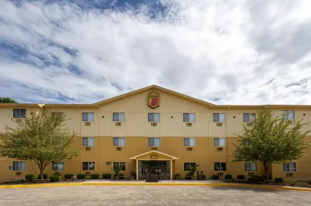 Super 8 by Wyndham Cromwell/Middletown Отели в г. Кромвель