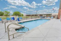La Quinta Inn & Suites by Wyndham Wichita Airport