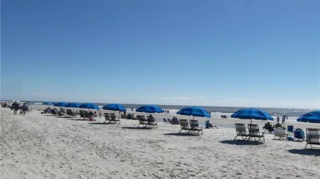 Enjoy a walk to the beach from this renovated, pet friendly end-unit villa. Отели рядом с Аэропорт Хилтон Хэд