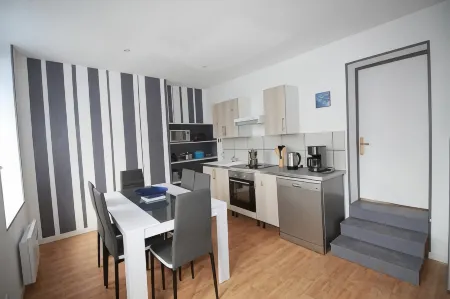 Santorini - Design Apartment in the Heart of Fere