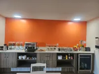 Howard Johnson by Wyndham Hinton - breakfast