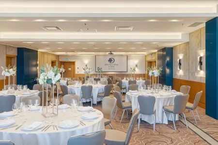 DoubleTree by Hilton Oradea Отели рядом с достопримечательностью «Орадийский замок»