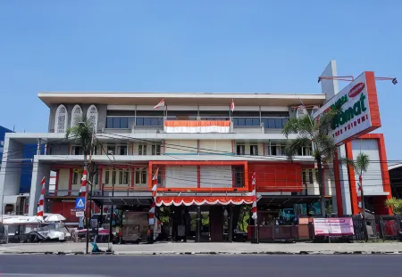 Hotel Syariah Selamat Sukabumi Отели в г. Warudoyong