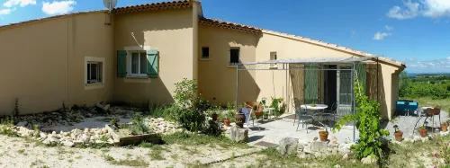 Studio flat and swimming pool, surrounded by vines in the heart of Provence