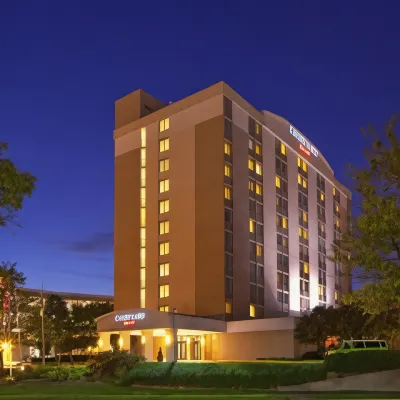 Courtyard Alexandria Pentagon South Hotels near Oasis Gifts