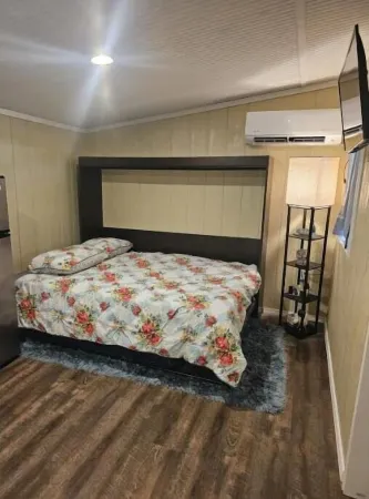 Cottage slps 4 with 2 beds, ice mach, washer/Dryer,kitchenette,hot tub, pets.