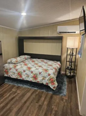 Cottage slps 4 with 2 beds, ice mach, washer/Dryer,kitchenette,hot tub, pets.