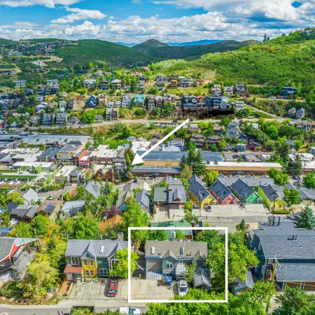3Br Home Central to Main Street and Hiking Trails, with Private Firepit, Hot Tub & Balcony