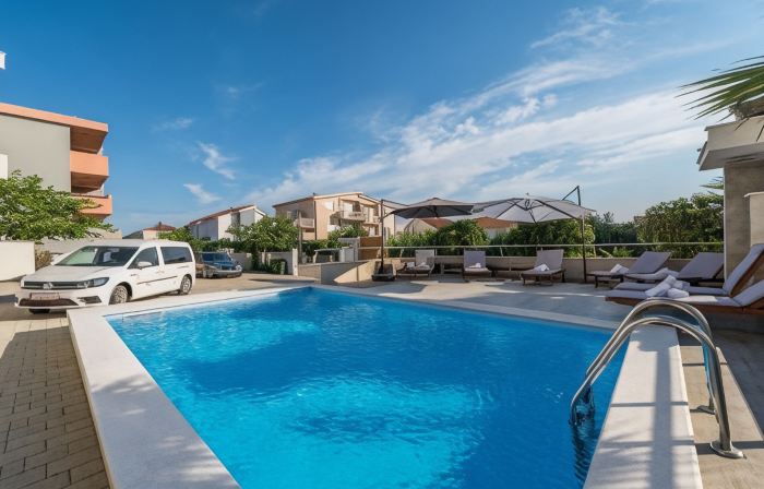 Apartments & Rooms Danivan Pool Villas