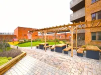 Modern 2-Bed Apartment Near Heathrow w/Parking Hotels in Staines